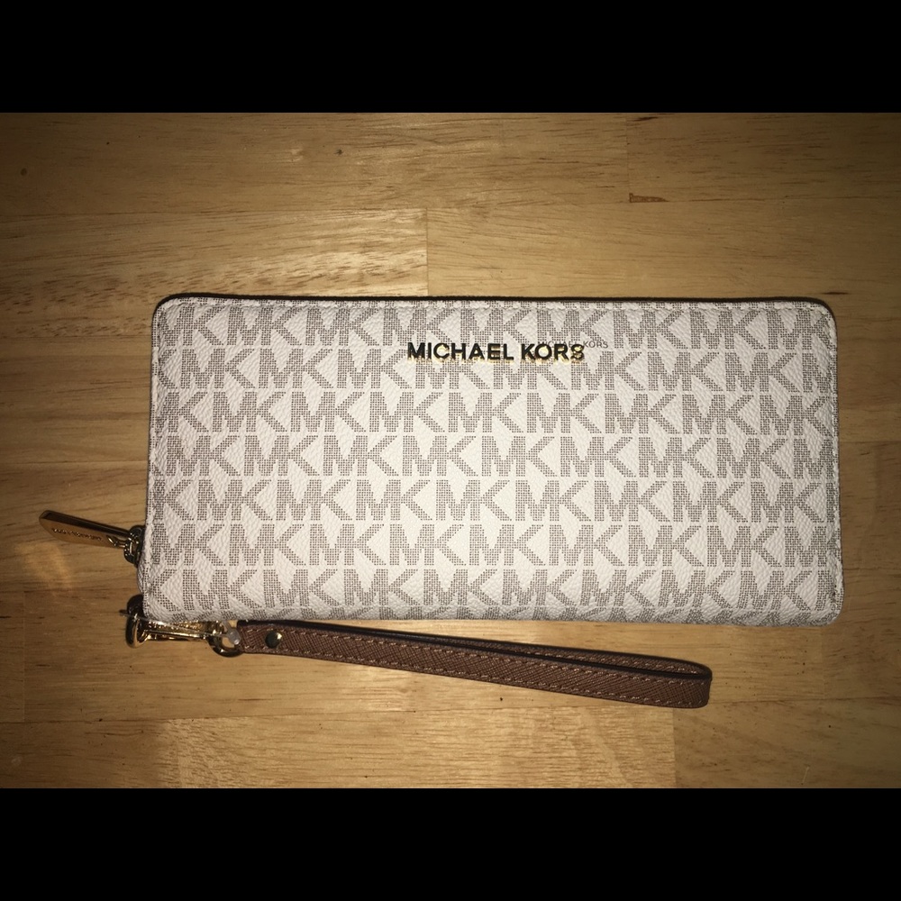 New never been used MichaelKors wallet w/ tags!